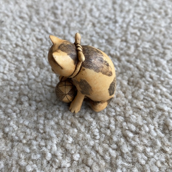 Vintage Miniature Carved Cat with Yarn. Perfect Condition. - Picture 4 of 5